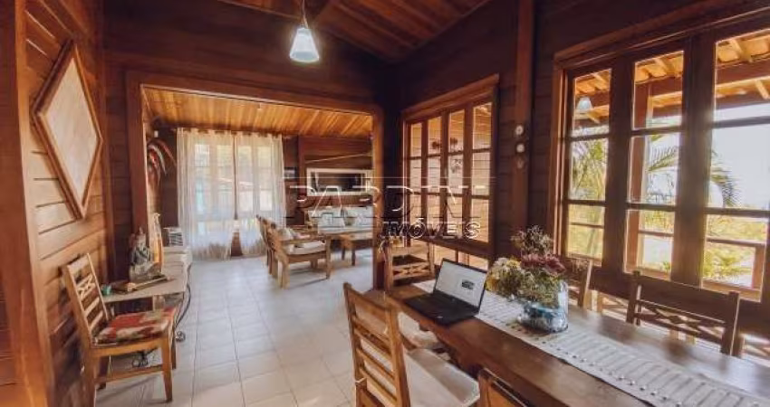 Casa para venda em Praia Da Enseada de 220.00m² com 5 Quartos, 2 Suites e 3 Garagens