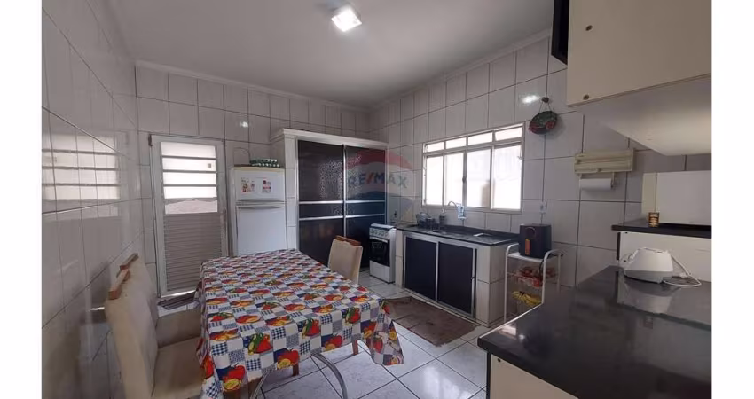 Casa para venda em Parque Das Laranjeiras de 235.00m² com 2 Quartos e 2 Garagens