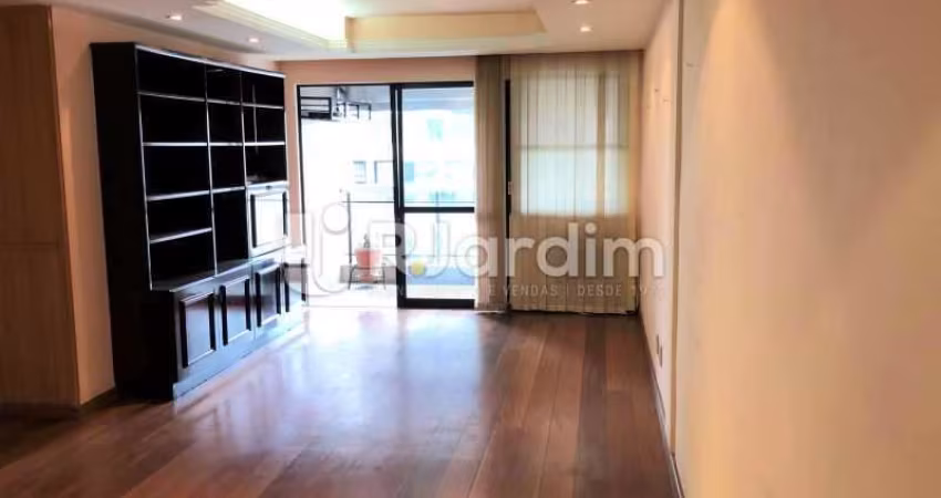 Apartamento para venda em Copacabana de 126.00m² com 3 Quartos, 1 Suite e 3 Garagens