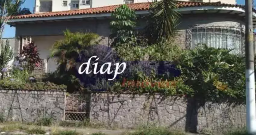 Ótima casa antiga no bairro Jardim São Paulo com 3 dormitórios, cozinha, sala, 1 banheiro social, área de serviço externa, quintal e 4 vagas de garage