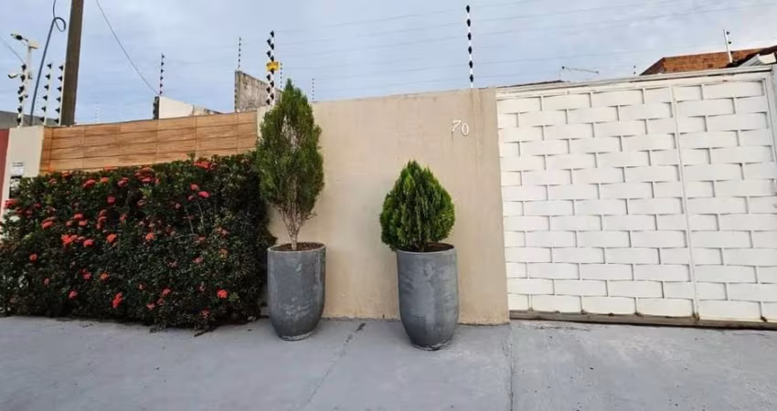 Casa com 2 dormitórios sendo 1 suíte em Condomínio Fechado em Marechal Deodoro - 115m²