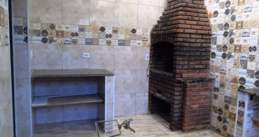 Casa em condomínio Jd. Real próximo a praia, com 2 quartos sendo 1 suíte, sala e cozinha, área de serviço e garagem.