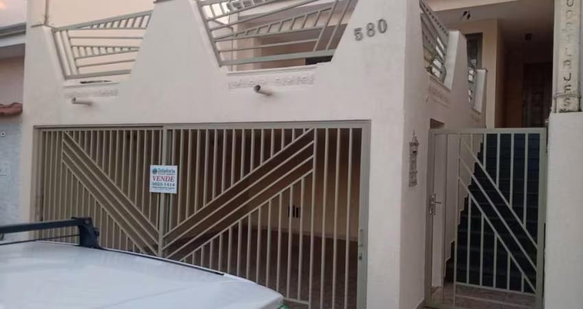 Casa com 3 Dormitórios (1 Suíte) - Espaço e Localização Privilegiada