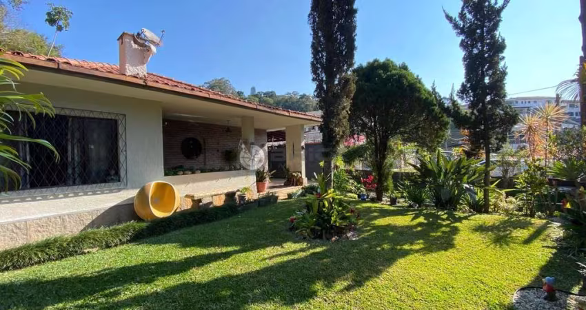 Casa com 3 quartos à venda na Rua Governador Roberto Silveira, 40, São Pedro, Teresópolis