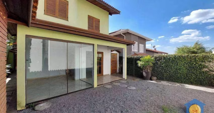 Casa à venda no condomínio fechado na Granja Viana.