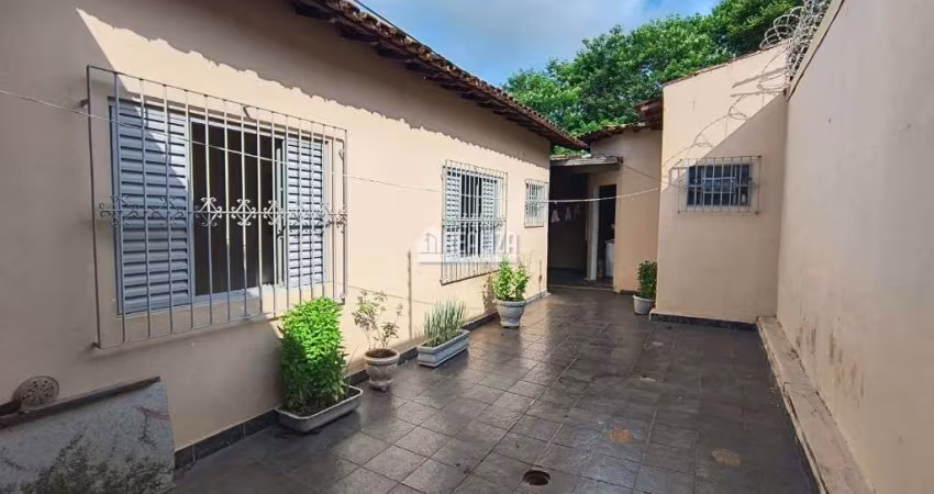 Casa à venda em Uberaba com 4 dormitórios, 2 suítes e varanda