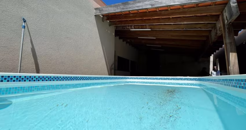 Venda: Casa com piscina, 3 Dorms, 1 Suíte em Londrina - R$ 390 mil
