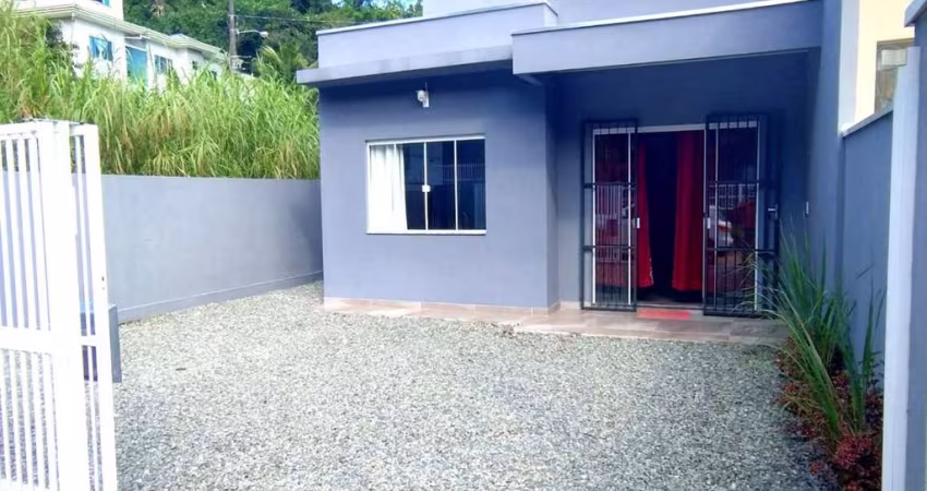 Casa geminada semi-mobiliada para vender aprox. 700m da Praia de Armação do Itapocory em Penha. Ref 347