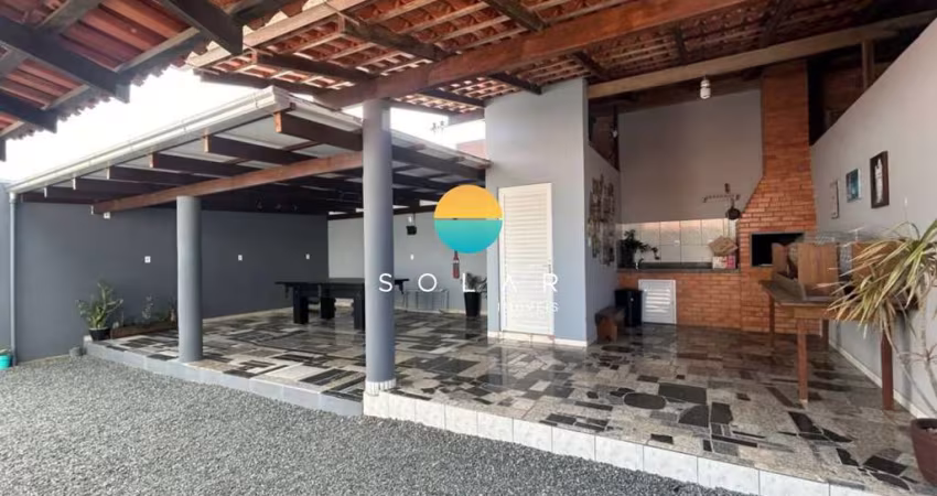 Excelente sobrado com 3 dormitórios e 02 salas comerciais em uma das principais ruas de Penha - SC. Ref. 418