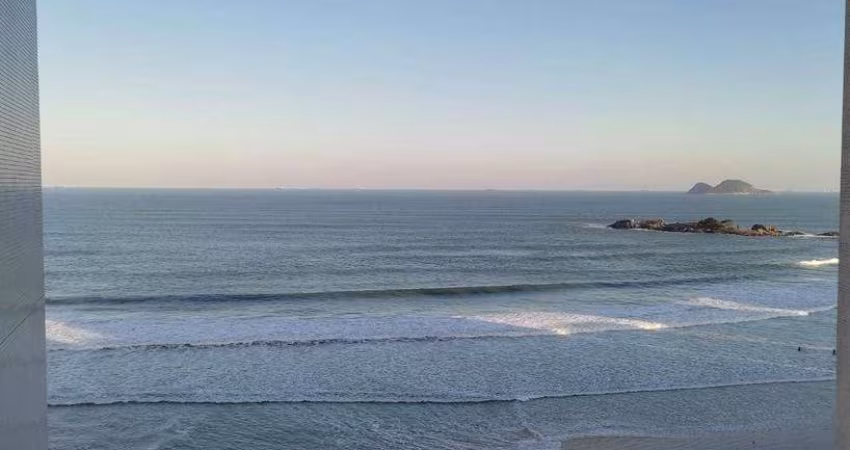 Apartamento localizado na praia das Pitangueiras, 3 dormitórios sendo 1 suíte, 130 M² de área útil, frente ao mar.
