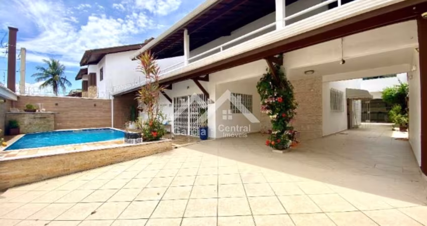 Sobrado com piscina, lado praia e perto do centro de Peruíbe
