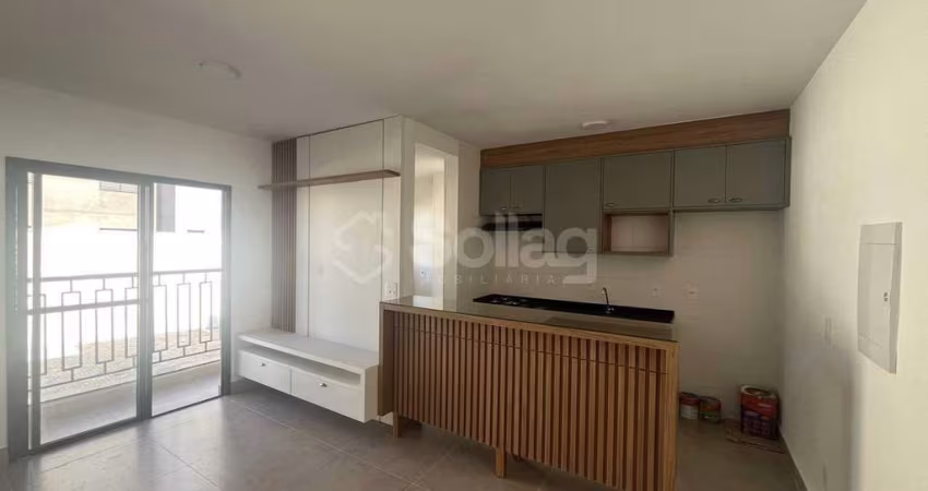 Apartamento para alugar, dois quartos sendo 01 suíte. No bairro Pinheirinho.