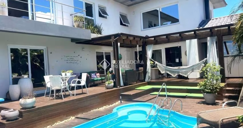 Casa em condomínio fechado com 4 quartos para alugar na Rodovia Doutor Antônio Luiz Moura Gonzaga, 3825, Rio Tavares, Florianópolis