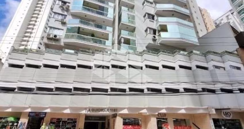 Apartamento 3 dormitórios, sendo 1 suíte, 1 vaga de garagem, localizado no centro de Balneário Camboriú