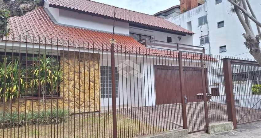 Excelente sobrado, 05 dorm, 03 suítes, com piscina, bem localizado no coração do bairro Jardim Lindóia