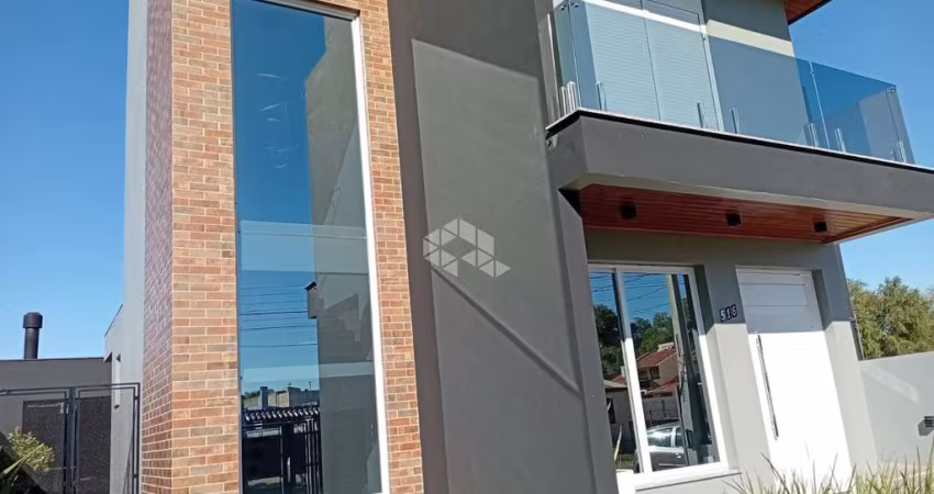 Casa de alto padrão com 3 quartos, uma suíte, piscina, no bairro São José em Santa Maria