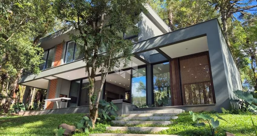 Casa com três suítes no Res. Pinheiro Grosso em Canela