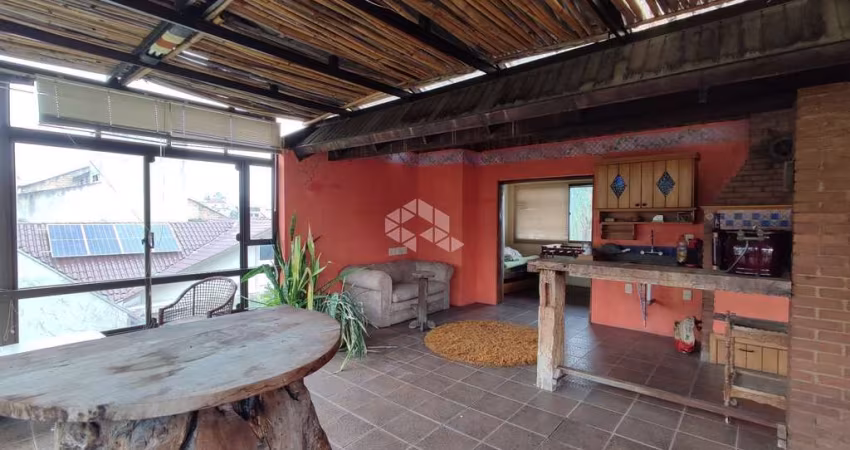 Casa com 4 Dormitórios em Rua Tranquila perto do Bourbon Wallig