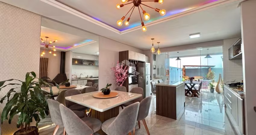 Sobrado, com 3 quartos, suíte com closet, 2 vagas, piscina, mobiliado Bairro Igara em Canoas