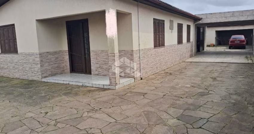 Casa de 2 dormitórios, com piscina no bairro Tamandaré em Esteio.
