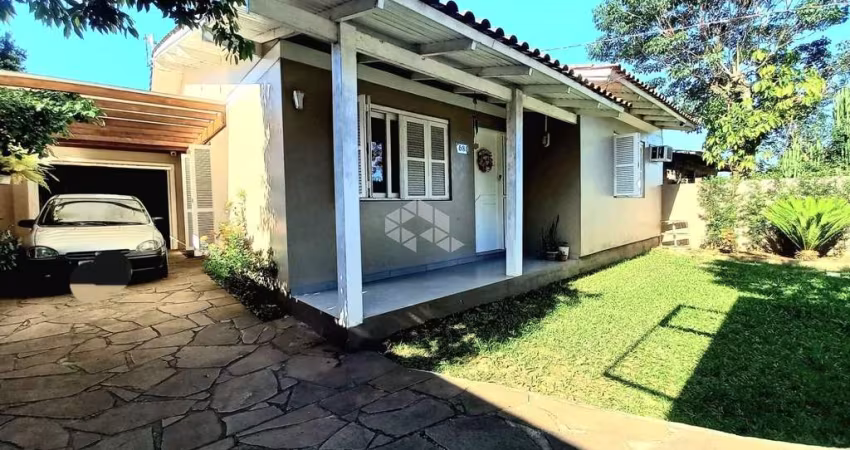 Casa plana com 2 dormitórios, 1 banheiro, sala, cozinha, lavanderia, garagem para 2 carros, aceita financiamento bancário, FGTS.