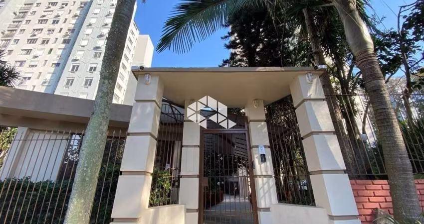 Apartamento 2 dormitórios , 60,22m² área privativa, garagem e elevador, bairro Cristal em Porto Alegre.