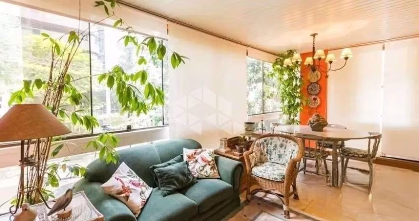 Apartamento 3 quartos, suíte e 2 vagas em bairro Petrópolis.