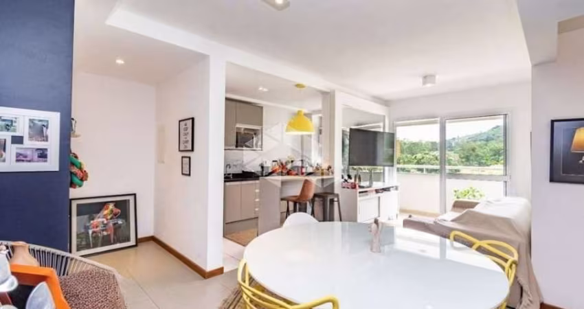 Apartamento de 2 quartos, 2 banheiros, sendo 1 suíte, área de serviço,  Jardim Carvalho - Porto Alegre