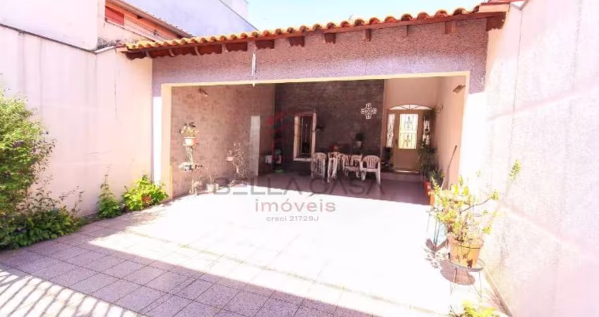 Sobrado a venda com quintal, 3 quartos e lavabo.