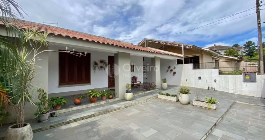 Casa semimobiliada com 03 dormitórios, sendo um suíte no bairro Camobi!
