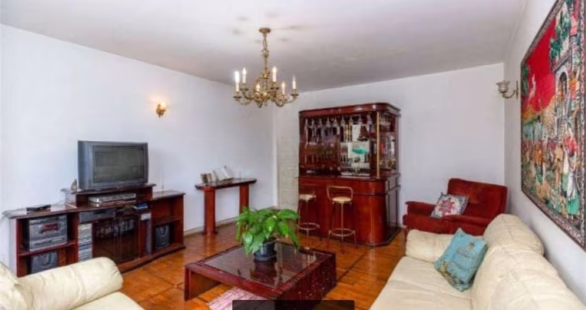 Sobrado com 270m2, 3 dormitórios, sendo 1 suíte, 2 toaletes, 5 vagas, edícula, no Campo Belo.