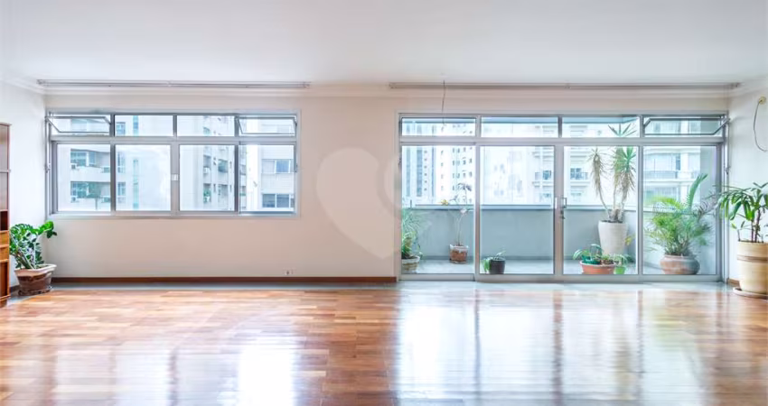 Apartamento com varanda no Jardim América
