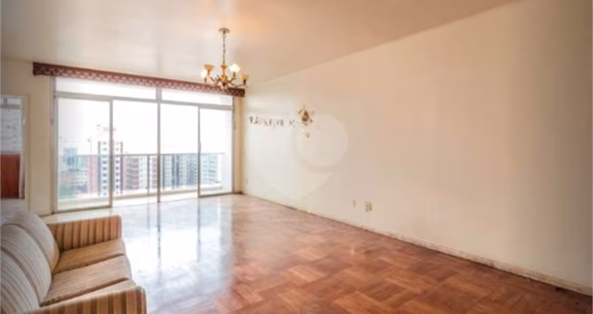 Apartamento à venda 240m²  3 quartos sendo 1 suíte, 2 vagas de garagem, Região Higienópolis