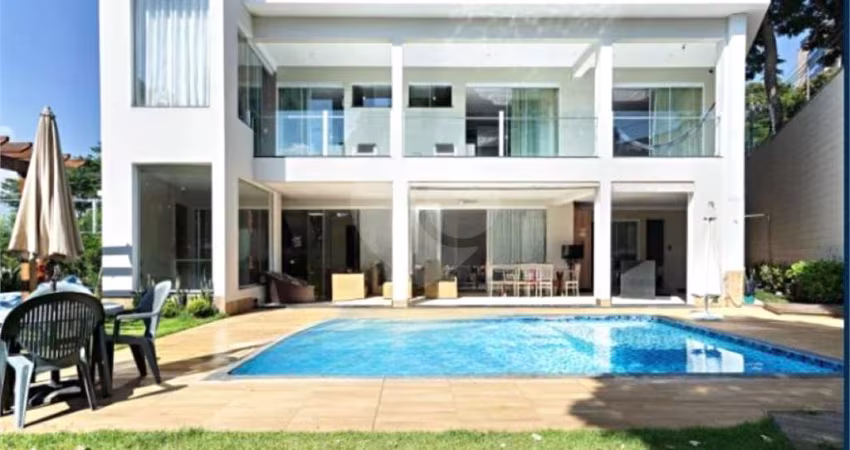 Casa 5 Dormitórios ( suíte) -5 Vagas de Garagem -Piscina - totalmente Reformada