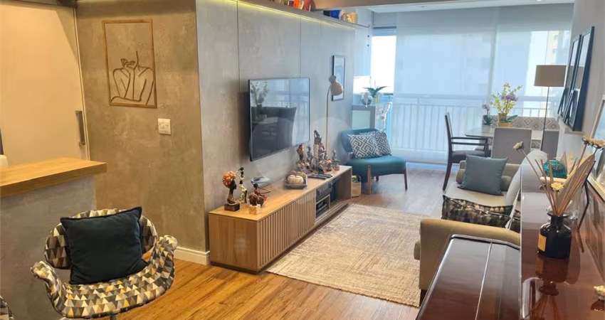 Apartamento à venda na Saúde-SP, com dois quartos sendo uma suíte, dois banheiros, duas vagas.
