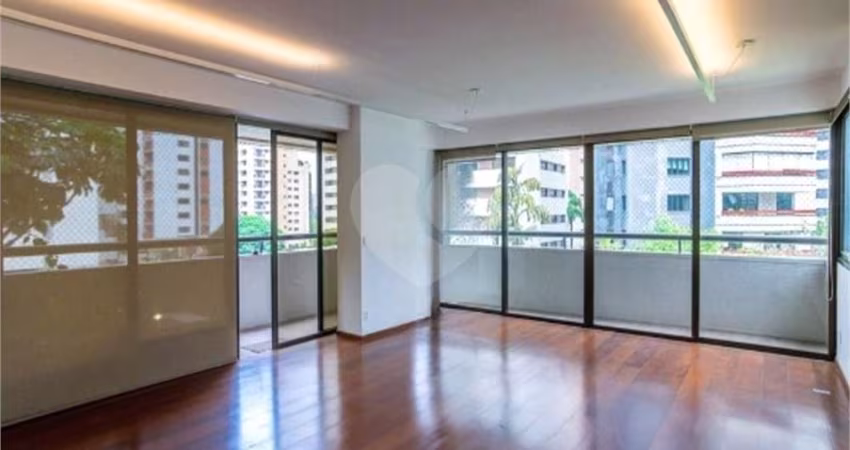 Apartamento na Aclimação reformado com varanda, 3 suítes, 4 vagas, próximo ao Parque da Aclimação !!