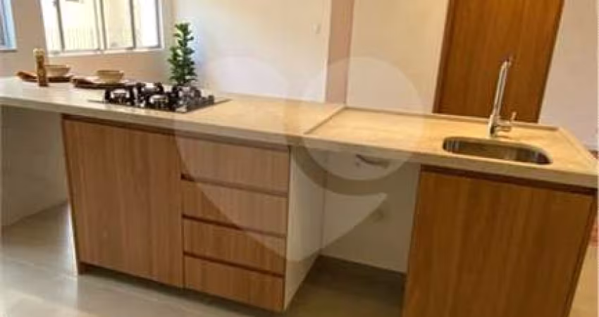 Apartamento todo reformado em Moema, com Sala e cozinha integradas com Ilha. LIndo!