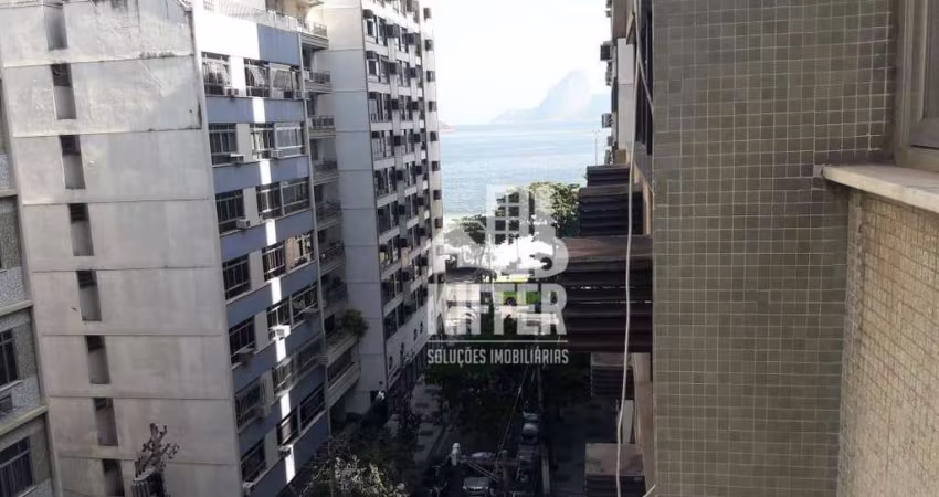 Apartamento na Quadra da Praia de Icaraí – Vista Lateral Mar!