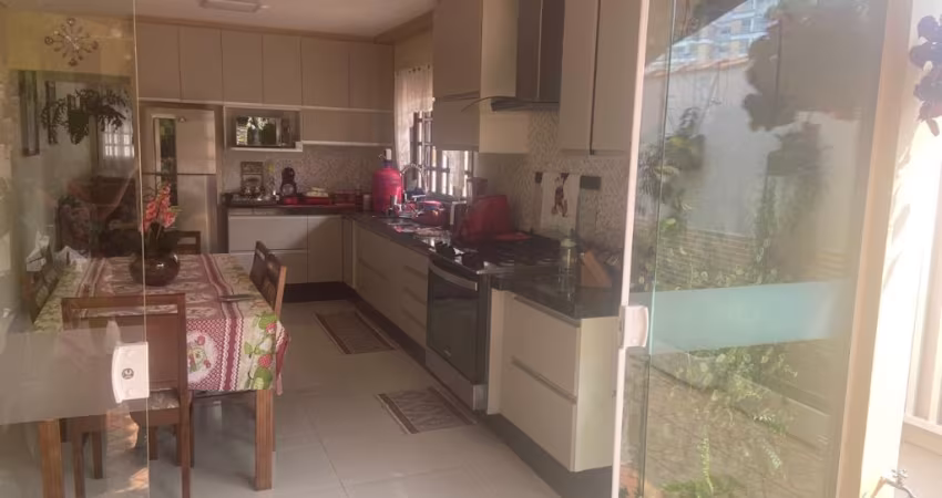 Linda casa a venda sobrado 3 dormitórios sendo 1 suíte