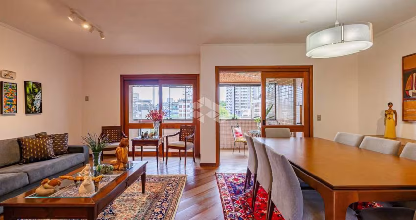 Apartamento com três quartos e três vagas, no bairro Bela Vista