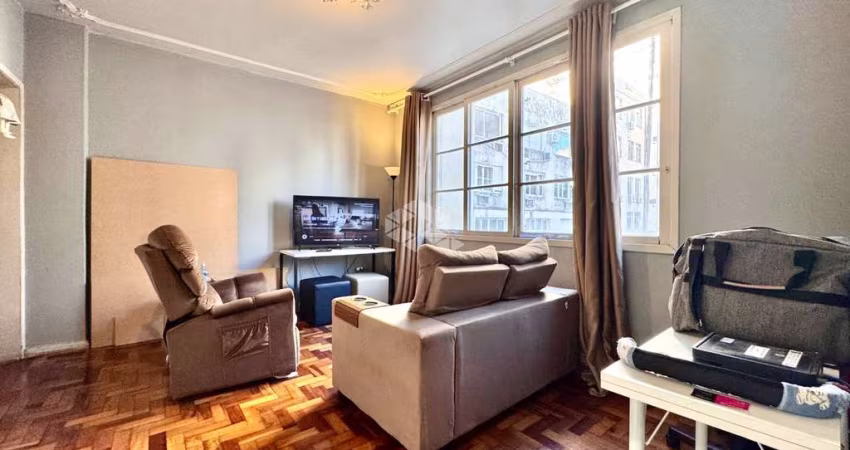 Apartamento com dois quartos, em andar alto, no Centro Histórico