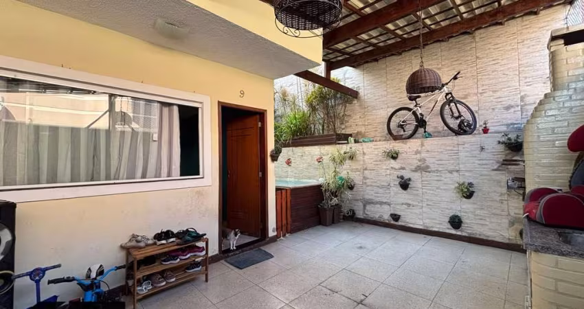 Casa com Piscina e Área Gourmet em Pequeno Condomínio