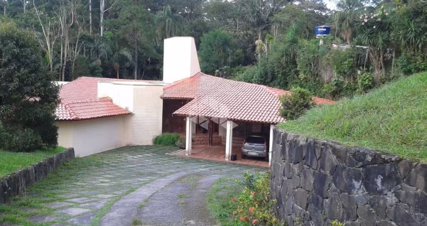 Casa térrea em condomínio fechado com 2000 metros de terreno