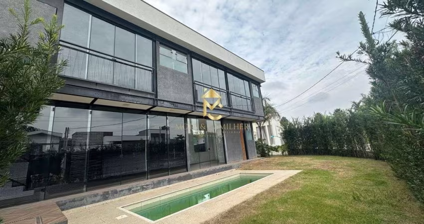 Casa com piscina e 3 suítes à venda em Condomínio.