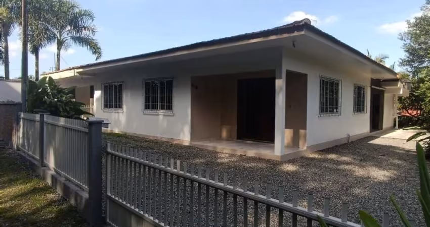 Casa com 03 dormitórios e amplo terreno para alugar, bairro Glória