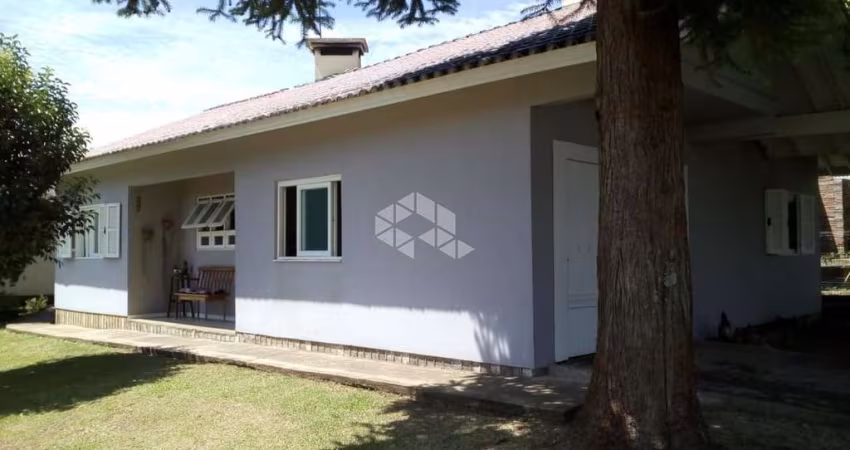 Duas casas, uma alvenaria e outra madeira, de frente para rua.