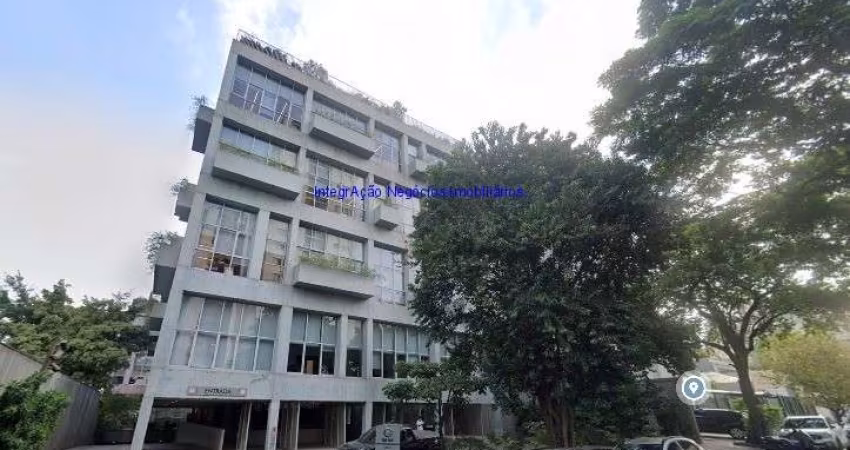 Prédio 4.114m² m², 10 banheiros e 24 vagas na garagem.  Excelente localização entre as Ruas Purpurina, Fidalga e Wisard.