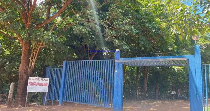 Rancho 585m²  04 dormitórios, 05 banheiros e 05 vagas de garagem, piscina e churrasqueira.  Condomínio com portaria.  Excelente localização entre as