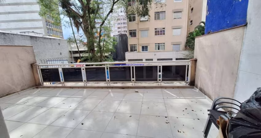 Apartamento 70m², 01 dormitório, 02 banheiros, 01 área de serviço e quintal.   Excelente localização, à 9 minutos caminhando da Estação do Metrô