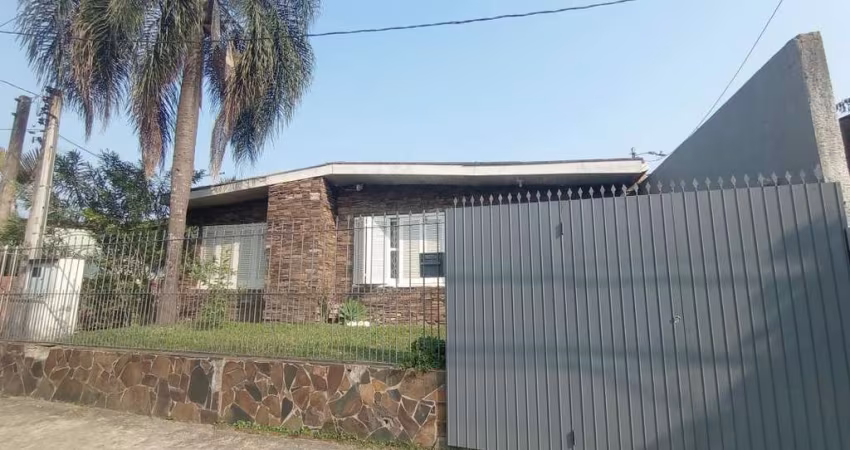 Casa à venda com 4 Dormitórios, Vaga de garagem para 3 veículos, churrasqueira e Pátio com Árvores Frutíferas.